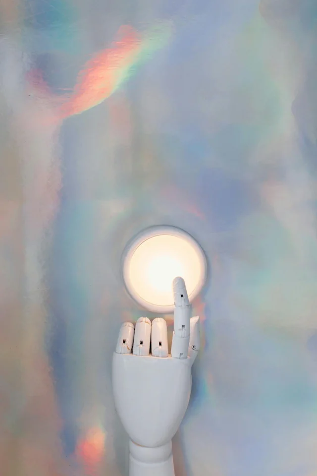 Mão robótica prestes a pressionar um botão iluminado
