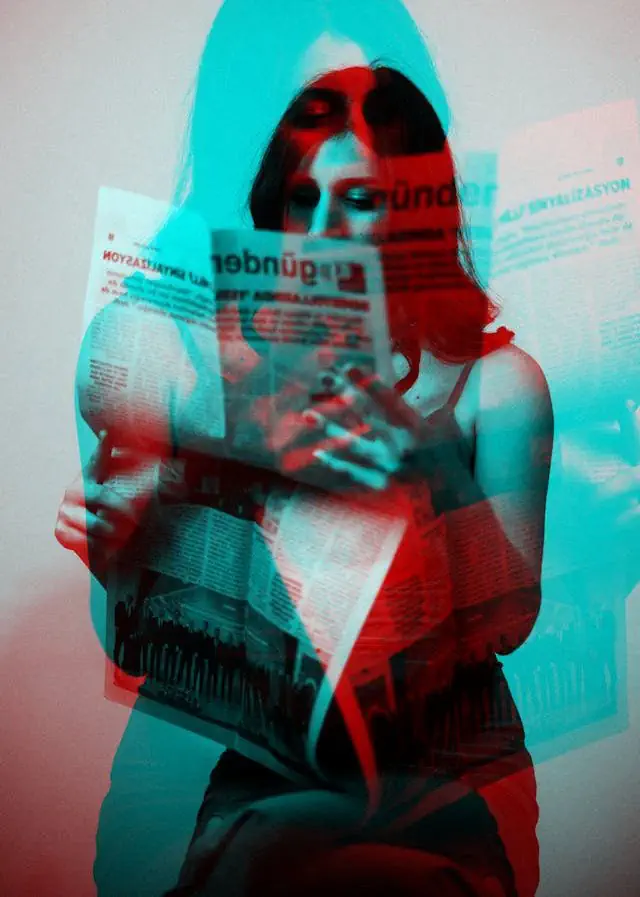 Mulher bonita lendo um jornal